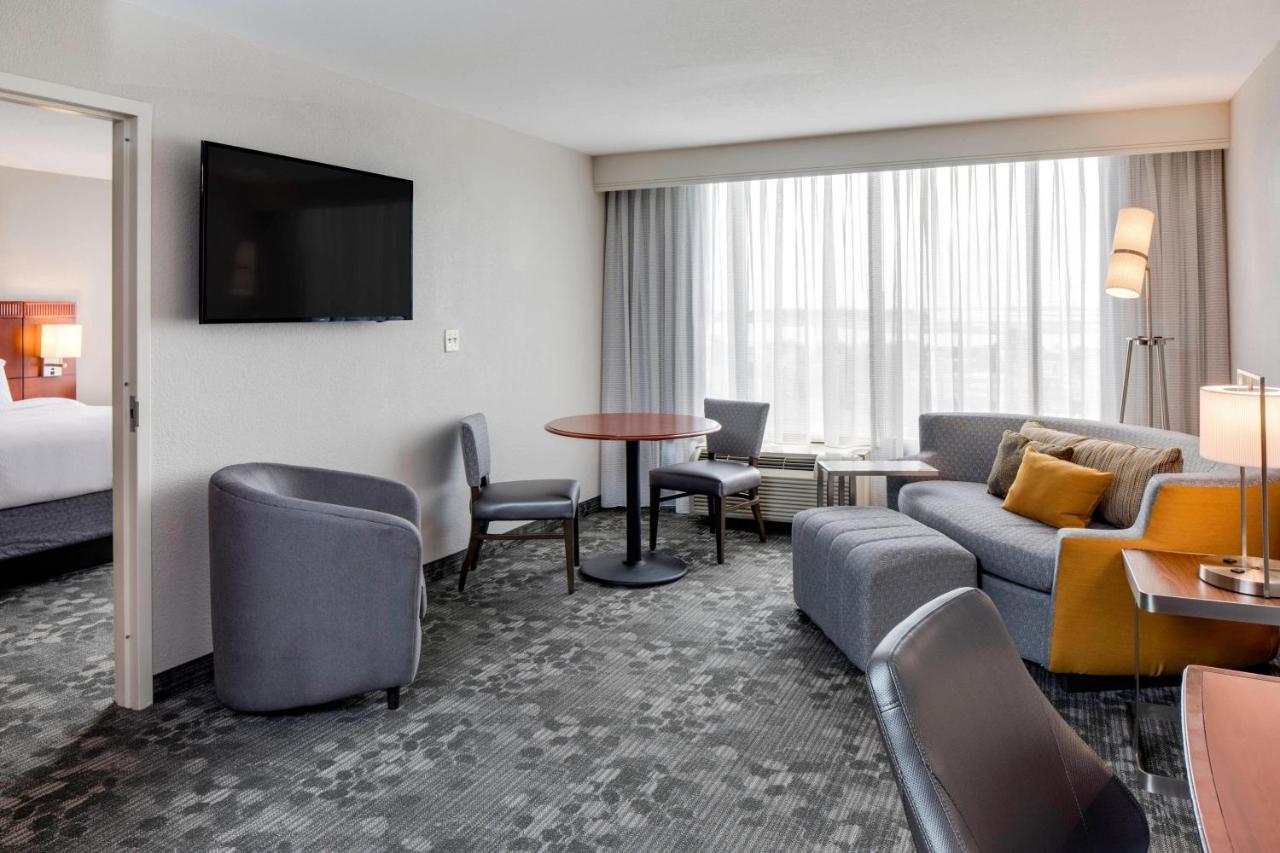 Courtyard By Marriott Boston Logan Airport Hotel Exterior foto