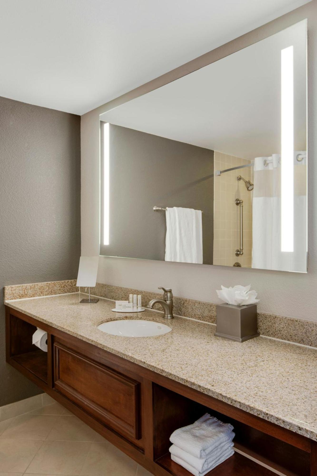 Courtyard By Marriott Boston Logan Airport Hotel Exterior foto
