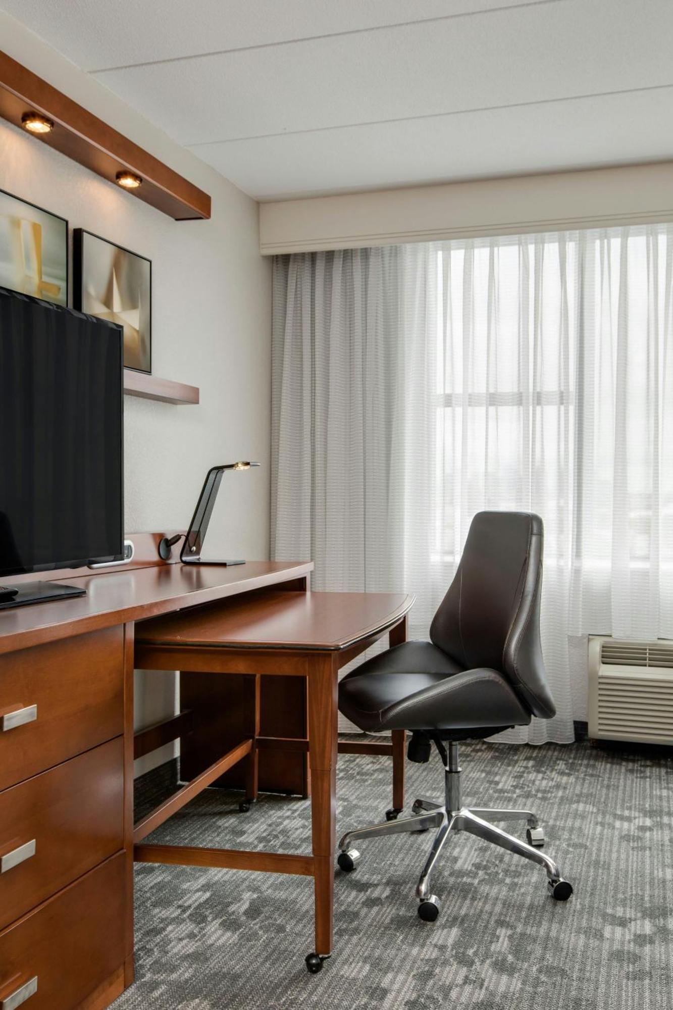 Courtyard By Marriott Boston Logan Airport Hotel Exterior foto