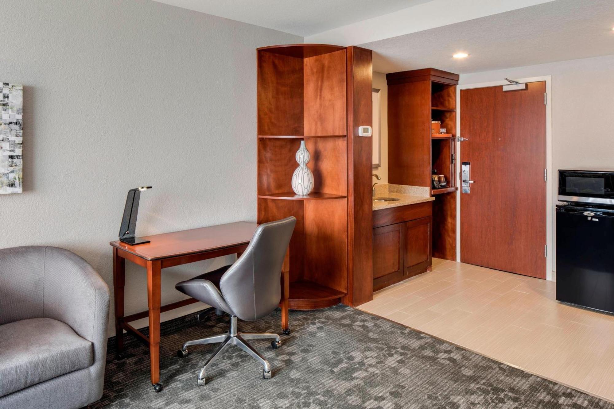Courtyard By Marriott Boston Logan Airport Hotel Exterior foto