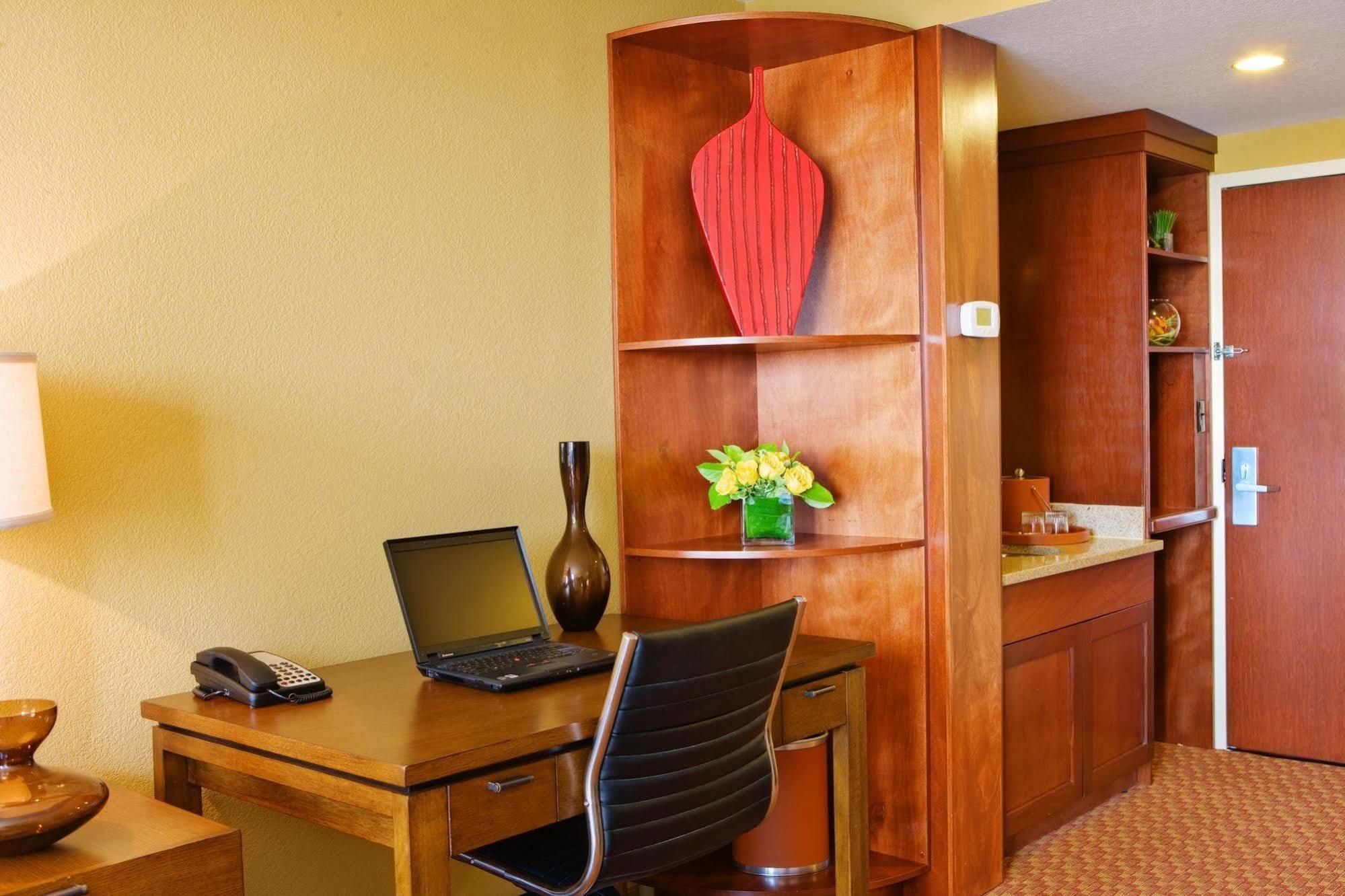 Courtyard By Marriott Boston Logan Airport Hotel Exterior foto